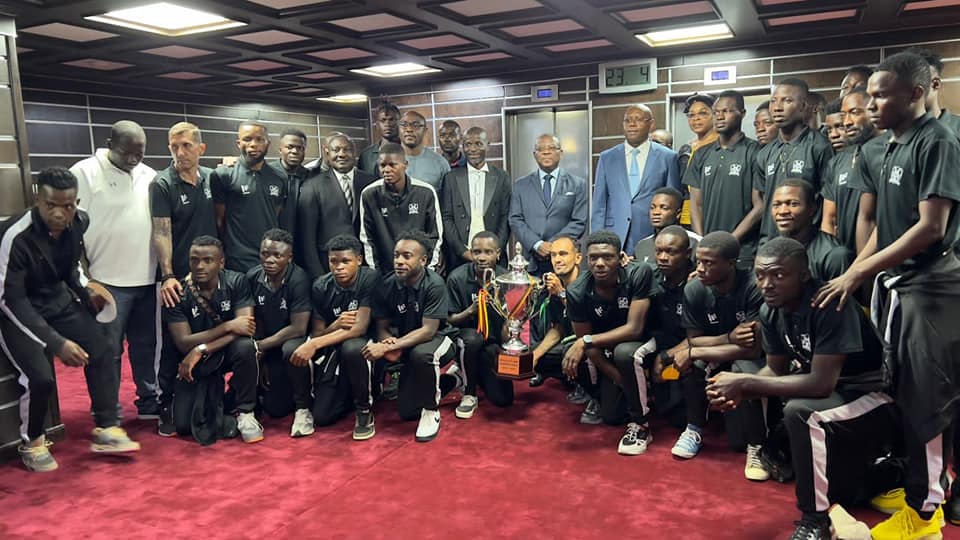 Le Premier Ministre félicite l’équipe de Victoria United FC et encourage l’excellence sportive au Cameroun